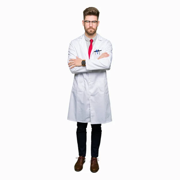 Mladý Vědec Pohledný Muž Nosí Brýle Skeptik Nervózní Nesouhlasným Výrazem — Stock fotografie
