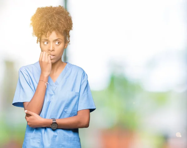 Junge Afrikanisch Amerikanische Ärztin Mit Isoliertem Hintergrund Die Gestresst Und — Stockfoto