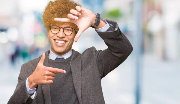 Fiatal Jóképű Üzleti Ember Afro Szemüveg Mosolyogva Így Keret Kézzel — Stock Fotó