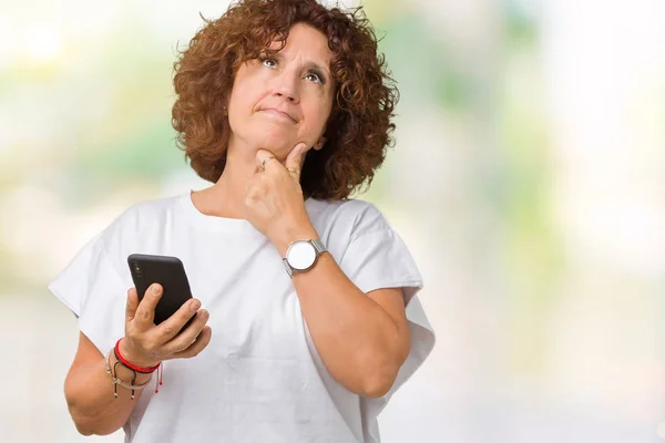 Mellersta Ager Senior Kvinna Använder Och Skicka Sms Med Smartphone — Stockfoto