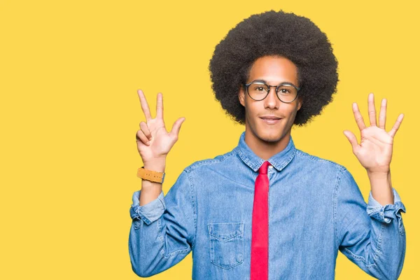 非洲青年商人与非洲头发戴眼镜和红色领带显示和手指指向 同时微笑着自信和快乐 — 图库照片
