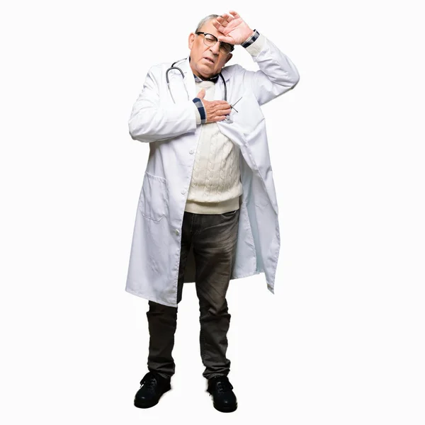 Stilig Senior Doctor Man Bär Medical Coat Röra Pannan För — Stockfoto