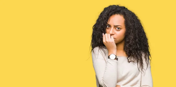 Giovane Bella Ragazza Con Capelli Ricci Indossa Maglione Casual Cercando — Foto Stock