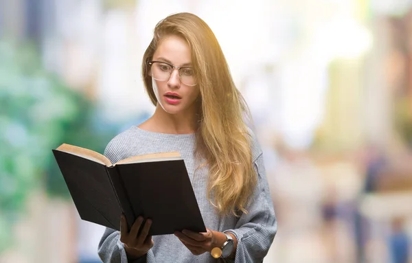Joven Mujer Rubia Hermosa Leyendo Libro Sobre Fondo Aislado Asustado — Foto de Stock