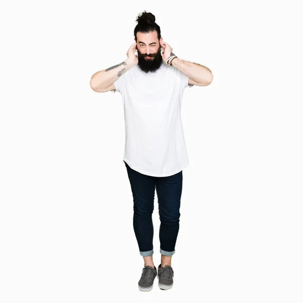 Jeune Homme Hipster Aux Cheveux Longs Barbe Portant Shirt Blanc — Photo