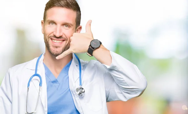 Hombre Guapo Doctor Vistiendo Uniforme Médico Sobre Fondo Aislado Sonriendo — Foto de Stock