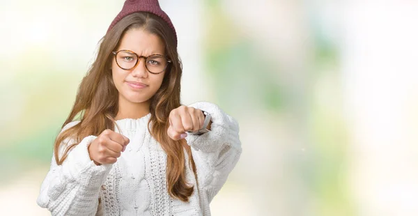 Giovane Bella Donna Hipster Bruna Indossa Occhiali Cappello Invernale Sfondo — Foto Stock