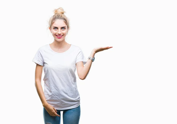 Joven Hermosa Mujer Rubia Vistiendo Camiseta Blanca Sobre Fondo Aislado — Foto de Stock