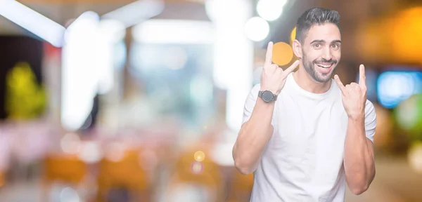 Hombre Joven Con Camiseta Blanca Casual Sobre Fondo Aislado Gritando —  Fotos de Stock