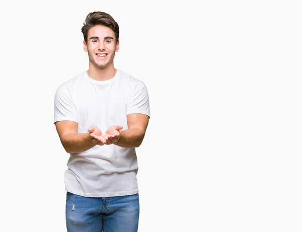 Homem Bonito Jovem Vestindo Camiseta Branca Sobre Fundo Isolado Sorrindo — Fotografia de Stock