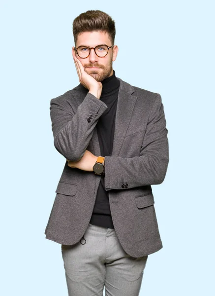 Mladý Pohledný Obchodní Muž Nosí Brýle Myšlení Unavený Znuděný Depresi — Stock fotografie