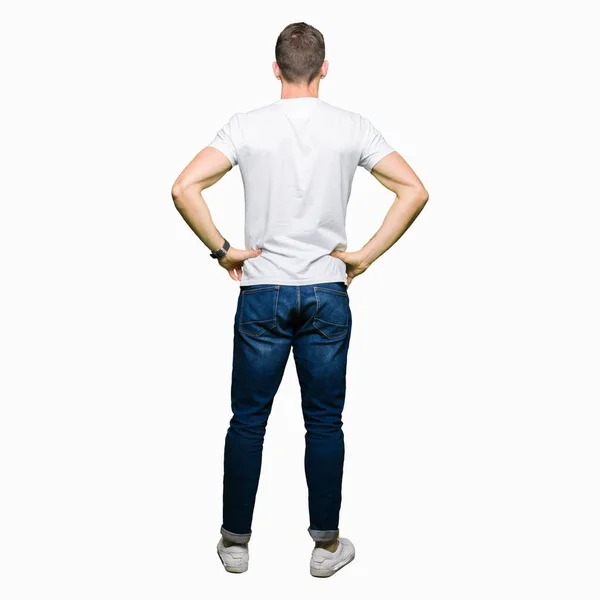Hombre Guapo Con Camiseta Blanca Casual Pie Hacia Atrás Mirando — Foto de Stock