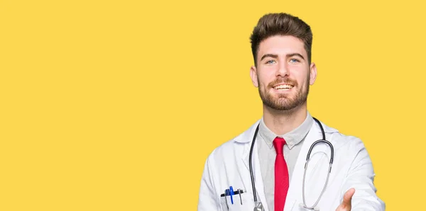 Νεαρός Γιατρός Όμορφος Άνθρωπος Φορώντας Ιατρική Παλτό Χαμογελαστό Φιλικό Προσφέροντας — Φωτογραφία Αρχείου