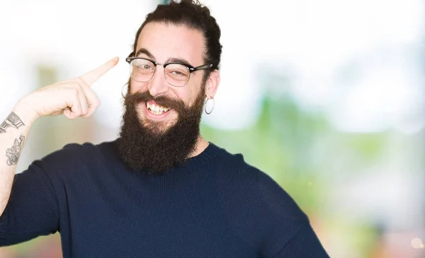 Homem Jovem Hipster Com Cabelos Longos Barba Usando Óculos Sorrindo — Fotografia de Stock