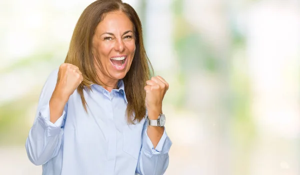 美しい中年ビジネス大人の女性非常に幸せと興奮の腕を上げ 勝者のジェスチャを行う分離の背景に笑みを浮かべて 成功のために叫んで お祝いのコンセプト — ストック写真