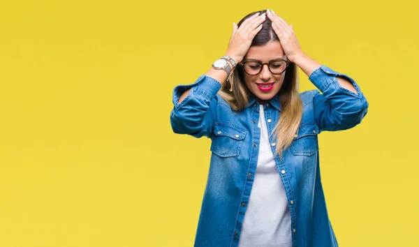 Joven Mujer Hermosa Sobre Uso Gafas Sobre Fondo Aislado Que —  Fotos de Stock