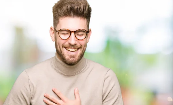 Pemuda Tampan Pria Bisnis Memakai Kacamata Tersenyum Dan Tertawa Keras — Stok Foto