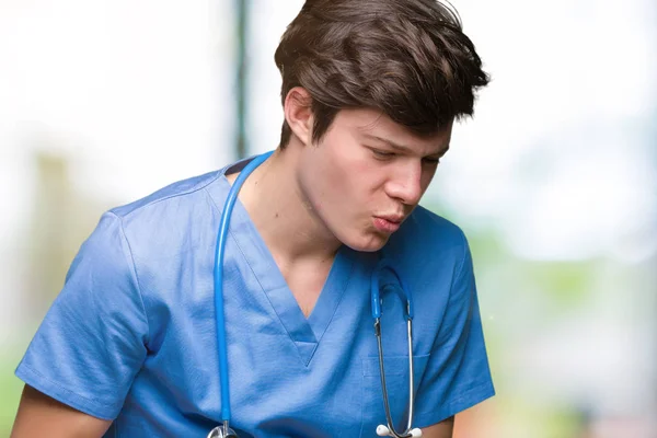 Ung Läkare Bär Medicinsk Uniform Över Isolerade Bakgrund Med Handen — Stockfoto