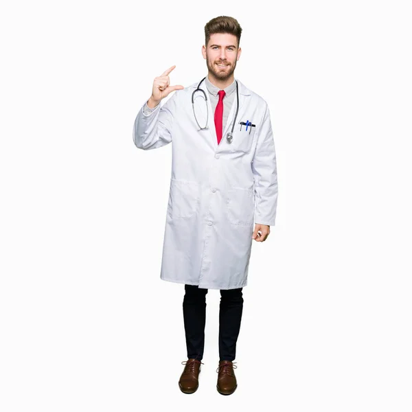 Young Handsome Doctor Man Wearing Medical Coat Smiling Confident Gesturing — Stock Photo, Image