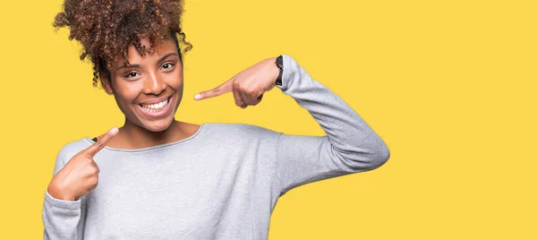 Hermosa Mujer Afroamericana Joven Sobre Fondo Aislado Sonriendo Confiado Mostrando —  Fotos de Stock