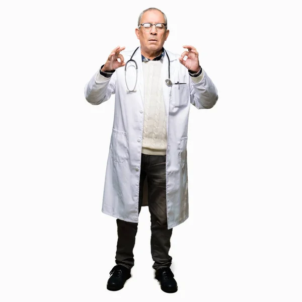 Stilig Senior Doctor Man Bär Medical Coat Slappna Och Leende — Stockfoto