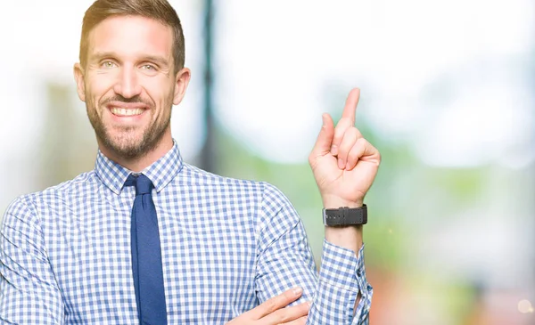 Hombre Negocios Guapo Usando Corbata Con Una Gran Sonrisa Cara —  Fotos de Stock