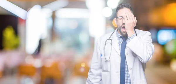 Guapo Joven Médico Sobre Fondo Aislado Bostezando Cansado Cubriendo Media — Foto de Stock