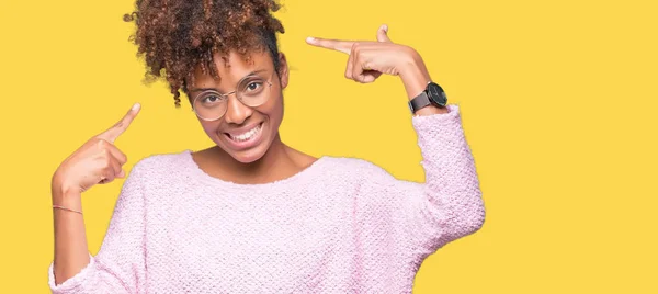 Linda Jovem Afro Americana Vestindo Óculos Sobre Fundo Isolado Sorrindo — Fotografia de Stock