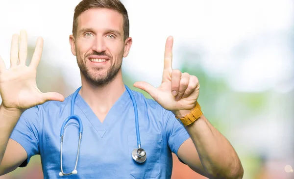 Knappe Dokter Man Medische Uniform Dragen Geïsoleerde Achtergrond Weergeven Met — Stockfoto