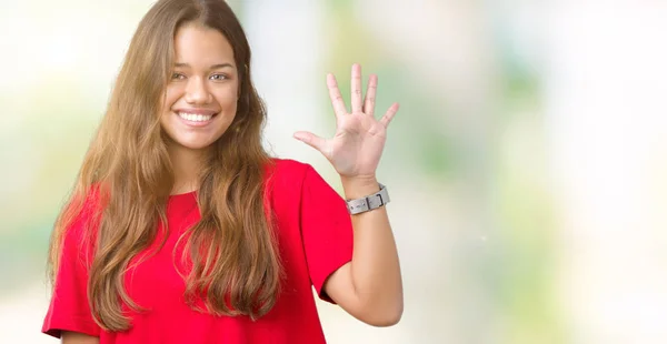 年轻美丽的黑发女人穿着红色 T恤在孤立的背景显示和手指指向五 同时微笑着自信和快乐 — 图库照片