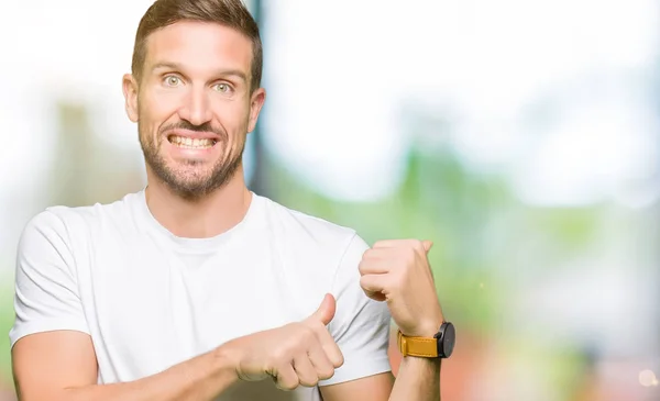 Pohledný Muž Nosí Ležérní Bílé Tričko Pointing Dozadu Ruky Palce — Stock fotografie