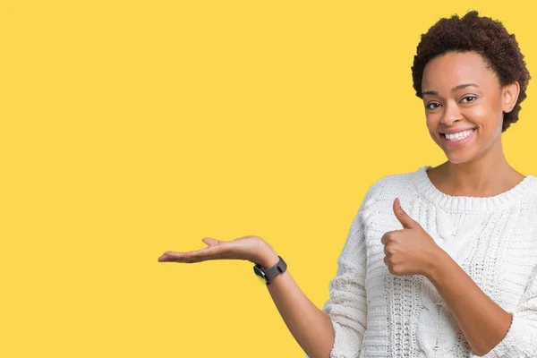 Linda Jovem Afro Americana Vestindo Suéter Sobre Fundo Isolado Mostrando — Fotografia de Stock