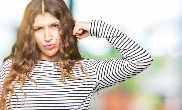 Mujer Hermosa Joven Con Rayas Suéter Persona Fuerte Que Muestra —  Fotos de Stock