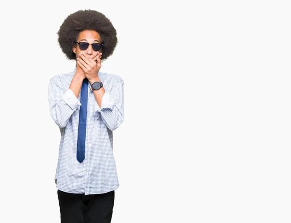 Joven Hombre Negocios Afroamericano Con Cabello Afro Usando Gafas Sol — Foto de Stock