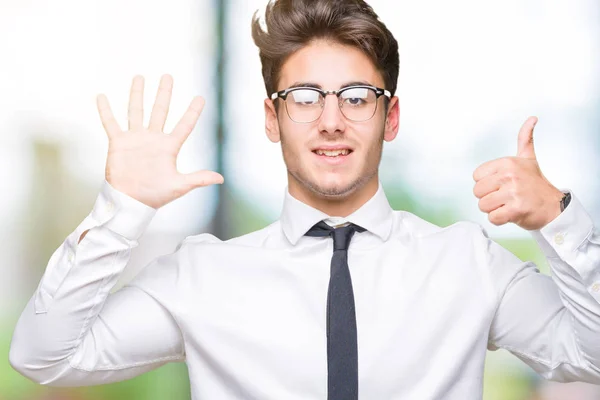 Joven Hombre Negocios Con Gafas Sobre Fondo Aislado Mostrando Apuntando — Foto de Stock