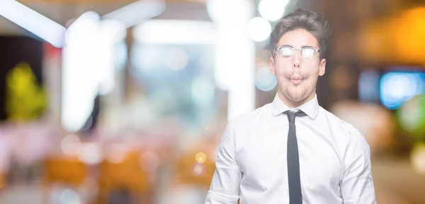 Νέοι Επαγγελματίες Άνθρωπος Φορώντας Γυαλιά Πάνω Από Απομονωμένες Φόντου Κάνοντας — Φωτογραφία Αρχείου