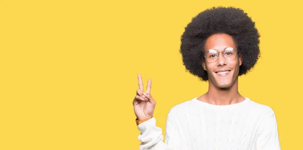 Jonge Afro Amerikaanse Man Met Afro Haar Bril Glimlachend Met — Stockfoto