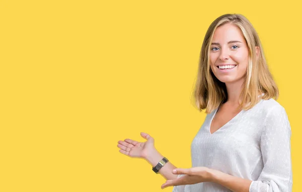 Hermosa Joven Elegante Mujer Sobre Fondo Aislado Invitar Entrar Sonriendo —  Fotos de Stock