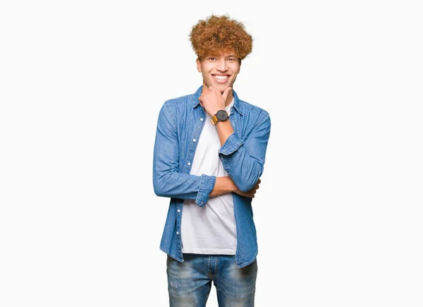 Junger Gutaussehender Mann Mit Afrohaaren Jeansjacke Und Selbstbewusst Die Kamera — Stockfoto