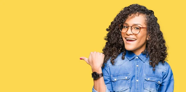 Jovem Mulher Bonita Com Cabelo Encaracolado Usando Óculos Sorrindo Com — Fotografia de Stock