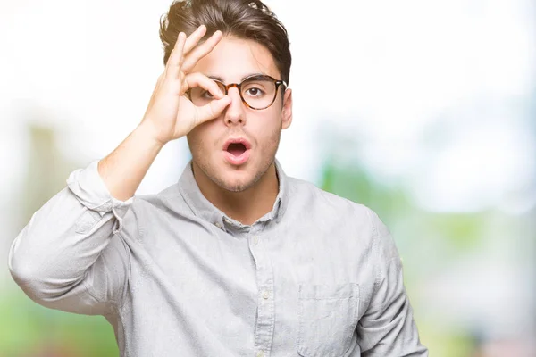 Ung Vacker Man Glasögon Över Isolerade Bakgrund Gör Gest Chockade — Stockfoto