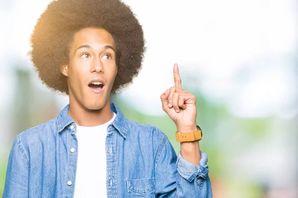 Unga Afroamerikanska Man Med Afro Hår Pekar Finger Med Lyckad — Stockfoto