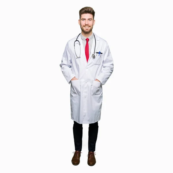 Νέος Ωραίος Γιατρός Άνθρωπος Φορώντας Ιατρική Παλτό Ένα Ευτυχισμένο Και — Φωτογραφία Αρχείου