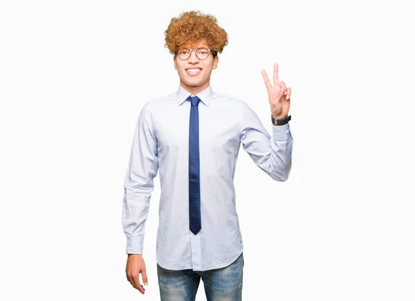 若いハンサムなビジネスの男性眼鏡を指で上向きの表示とアフロと数は自信を持って 幸せな笑みを浮かべて中 — ストック写真