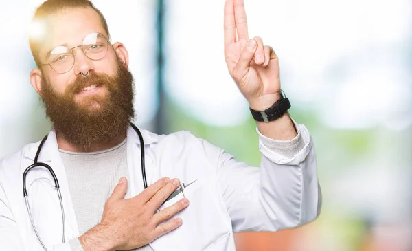 Νεαρό Ξανθιά Γιατρός Άντρας Γένια Φορώντας Ιατρική Παλτό Swearing Χέρι — Φωτογραφία Αρχείου
