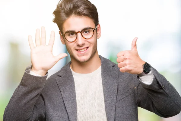 Joven Hombre Negocios Con Gafas Sobre Fondo Aislado Mostrando Apuntando —  Fotos de Stock