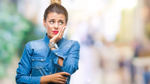 Giovane Bella Donna Sfondo Isolato Pensando Cercando Stanco Annoiato Con — Foto Stock