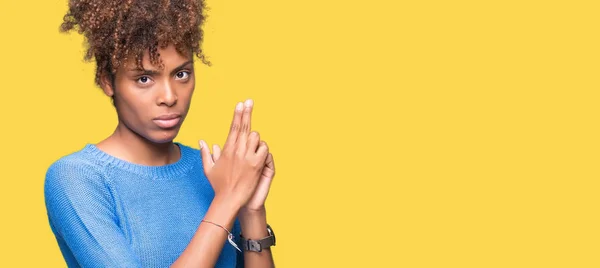 Vackra Unga Afroamerikanska Kvinnan Över Isolerade Bakgrund Holding Symboliska Pistol — Stockfoto