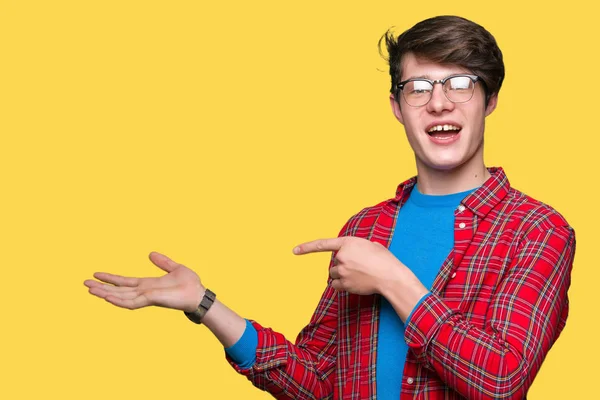 Genç Yakışıklı Öğrenci Adam Izole Arka Plan Üzerinde Gözlük Giyiyor — Stok fotoğraf