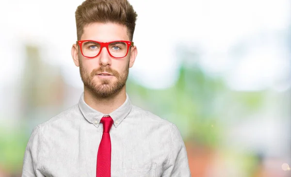 Joven Hombre Negocios Guapo Con Gafas Con Expresión Seria Cara —  Fotos de Stock